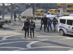 Polisten Kaçan Araçta 8 Adet Tabanca Bulundu