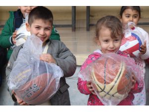 Öğrencilere spor malzemesi yardımı sürüyor