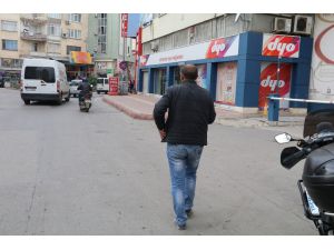 Kaskı olmayan yolcu, yürüyerek yoluna devam etti