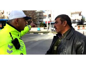 Kırmızı Işıkta Geçen Yayadan Şaşırtan Savunma