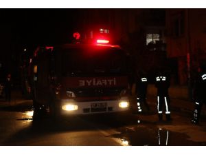 Antalya’da mahalle sakinlerini kokutan yangın