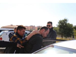 Kendisini polis olarak tanıtıp genç kızı darp etti