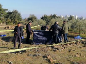 Antalya’da boş arazide erkek cesedi bulundu