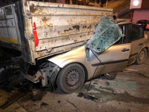 Otomobil Tır’ın Altına Girdi: 1 Ağır Yaralı