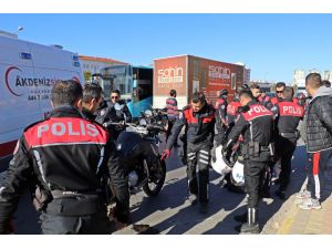 Antalya’da trafik kazasında 2 polis memuru yaralandı