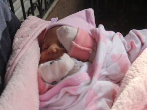 40 Günlük Bebeğini Kaynının Kapısına Bırakıp Kaçtı