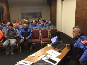 Antalya polisinden temizlik işçilerine seminer