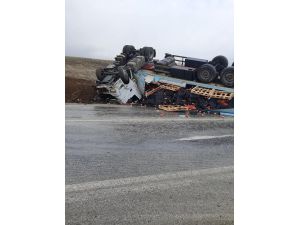 Kaza Yapıp Devrilen Tırın Motoru Çalışmaya Devam Etti