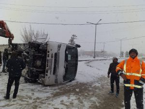 İşçi Servisi Devrildi: 1 Yaralı
