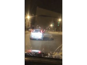 Seyir halindeyken arkalarından gelen araca yumurta attılar