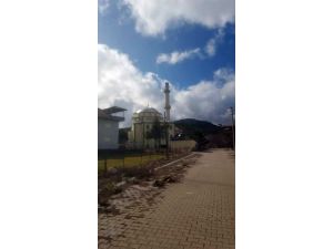 Şiddetli Rüzgar Cami Minaresini Devirdi