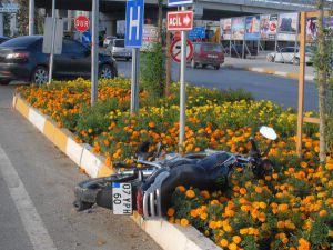 Motosikletli kazada yaralandı