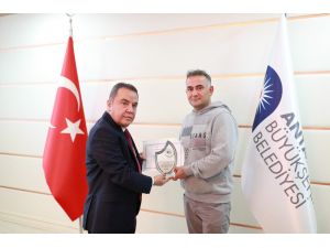 Başkan Böcek’ten Elazığ’da görev alan ekibe plaket