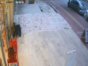 Kampanyadaki cevizleri ’yengeç’ gibi çaldı, ardından kendi sattı
