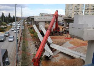40 tonluk beton kirişi taşıyan vincin bomu kırıldı