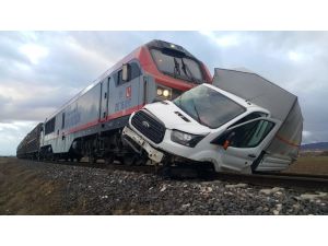Bariyerleri Kırıp Geçmeye Çalıştığı Sırada Tren Çarptı