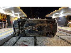 Otomobil tramvay durağına daldı: 2 yaralı