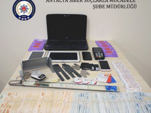 ATM dolandırıcıları düzeneği sökmek isterken polise yakalandı