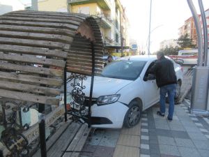 Bisiklete Vurmamak İçin Otobüs Durağına Çarptı