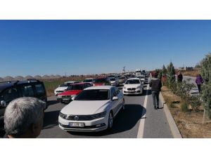 Yarış güzergahında kapanan yol sebebiyle 1 saat bekleyen araçlar uzun kuyruklar oluşturdu