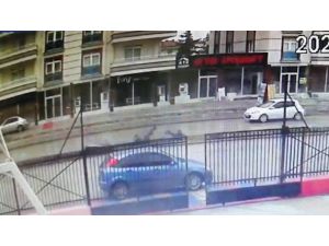 Motosiklet Islak Zeminde Savruldu: 2 Yaralı