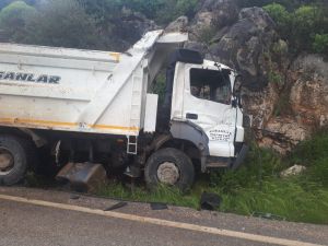 Hafriyat kamyonu yol kenarına uçtu: 1 yaralı