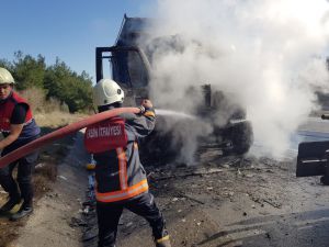 Tarsus’ta Tem’de Seyir Halindeki Kamyon Yandı