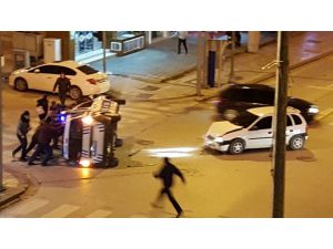 Kırmızı Işıkta Geçen Otomobilin Polis Aracını Devirdiği Kaza Güvenlik Kamerasında