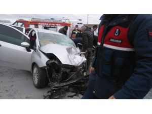 Konya’da Otomobille Kamyonet Çarpıştı: 3 Yaralı