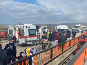 Kontrolden Çıkan Araç Köprüde Asılı Kaldı: 3 Yaralı