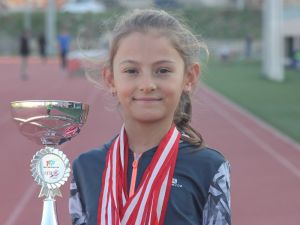 Yasemin Pilatin 9 yaşında Türkiye Tenis Şampiyonu oldu