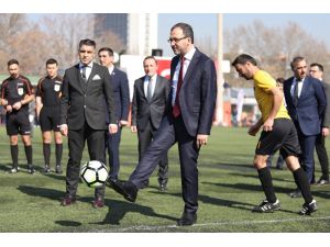 Bakan Kasapoğlu, Kamu Futbol Turnuvası’nın Başlama Vuruşunu Yaptı