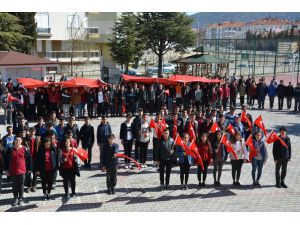 Liseli öğrenciler İdlib şehitleri için yürüdü