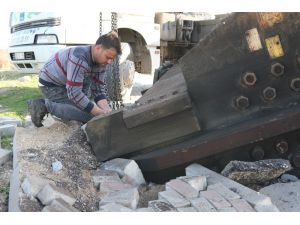 Tırın Dorsesindeki 25 Ton Ağırlığındaki Makine Yola Düştü