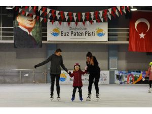 Antalya’nın çocukları buzda kaymayı öğreniyor