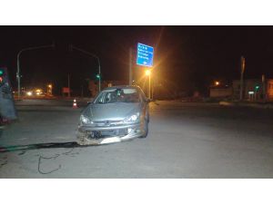 Direksiyon Hakimiyetini Kaybeden Sürücü Refüje Çarptı