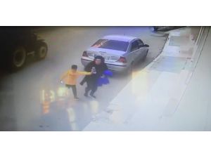Traktörden Ayrılan Römorkun Altında Kalmaktan Son Anda Kurtuldular