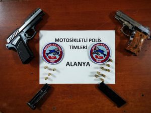 Şüphe üzerine durdurulan araçlardan ruhsatsız tabanca çıktı