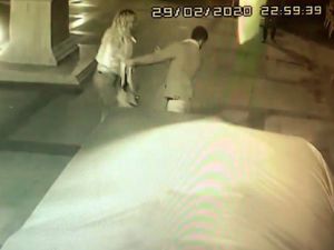 Sokak ortasında kadından erkeğe şiddet