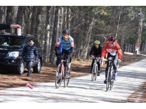 Isparta’daki Bisiklet Yarışmalarında 80 Sporcu Pedal Çevirdi