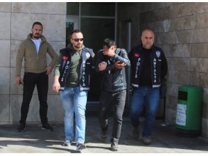 "Bunu sen çalmışsın" dediği çocuğun elindeki telefonu gasp etti