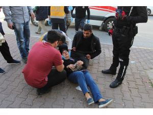 Kaldırımda yürüyen kadına motosiklet çarptı