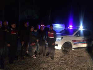 Araçları çamura saplanıp yolunu kaybeden baba oğul kurtarıldı