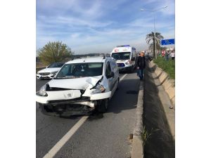 Lastiği patlayan otomobile ticari araç çarptı: 2 yaralı