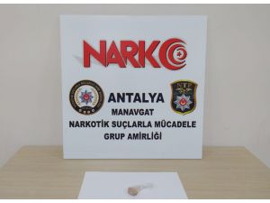 Manavgat’ta ruhsatsız tabanca ve uyuşturucu ele geçirildi
