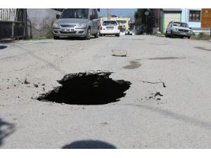 Otomobilin Geçtiği Sırada Yol Çöktü