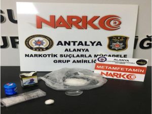 Alanya’da uyuşturucu tacirlerine otel odasında baskın