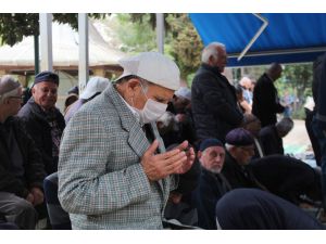 Antalya’da Cuma namazında camiler doldu taştı