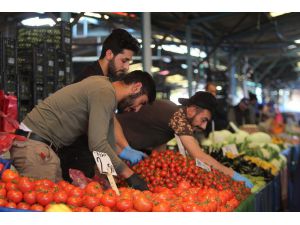 Nakit para ile alışverişin merkezi semt pazarlarında ensaftan eldivenli koruma