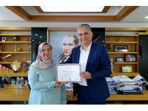 46 yaşında 4 çocuk bakarak üniversiteden mezun oldu